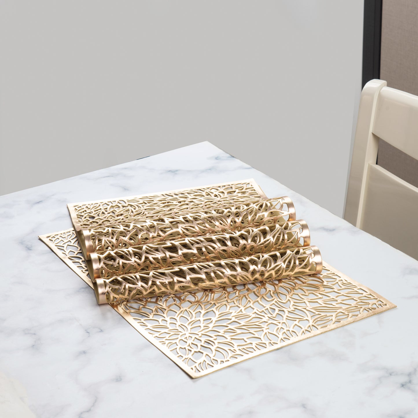 Eiyye Gold Vinyl Placemats – Heat-Resistant, Non-Slip (Set of 4)