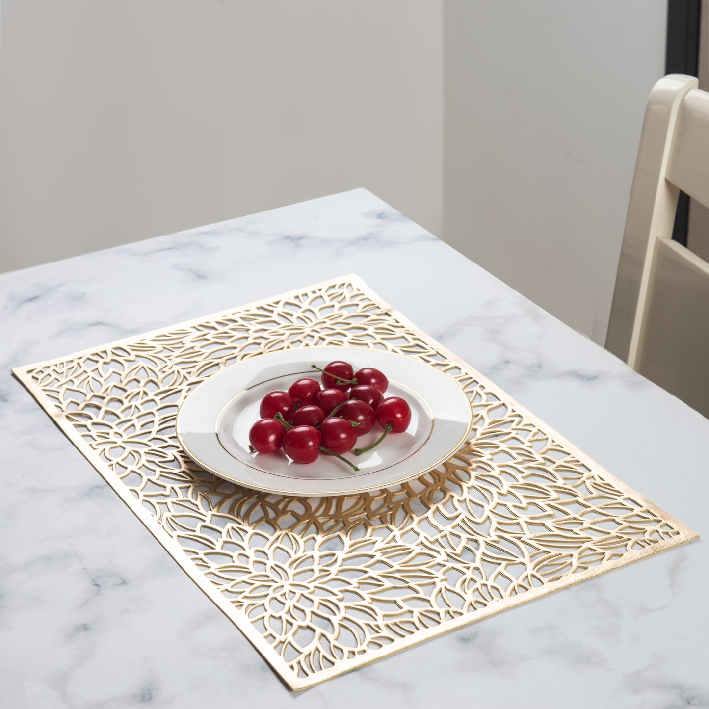 Eiyye Gold Vinyl Placemats – Heat-Resistant, Non-Slip (Set of 4)